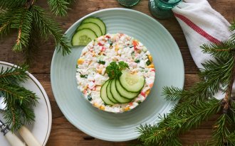 Готовимся к праздникам вместе: выбрали 20 несложных салатов на новогодний стол